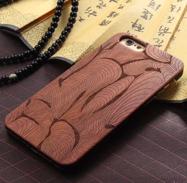 Hülle aus Holz und Blumen für das iPhone
