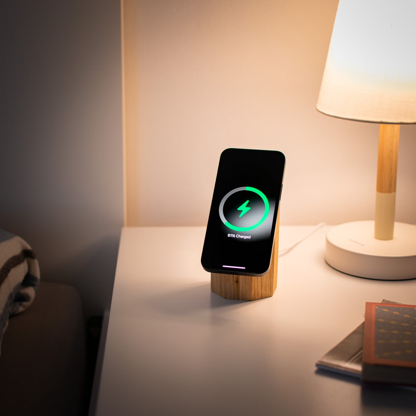 Kabelloses MagSafe-Ladegerät aus Holz für iPhone, Android. Schnelles Qi2 25W